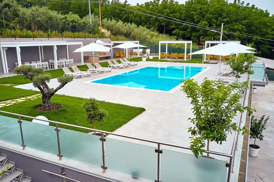 Swimming pool, sunbed