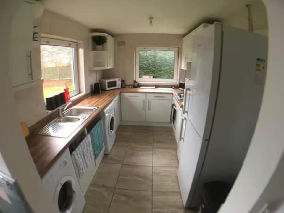 5 bedrooms 6 beds parking Wi-Fi 3 bathrooms House in Corby