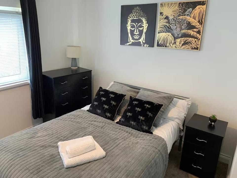 5 bedrooms 6 beds parking Wi-Fi 3 bathrooms House in Corby