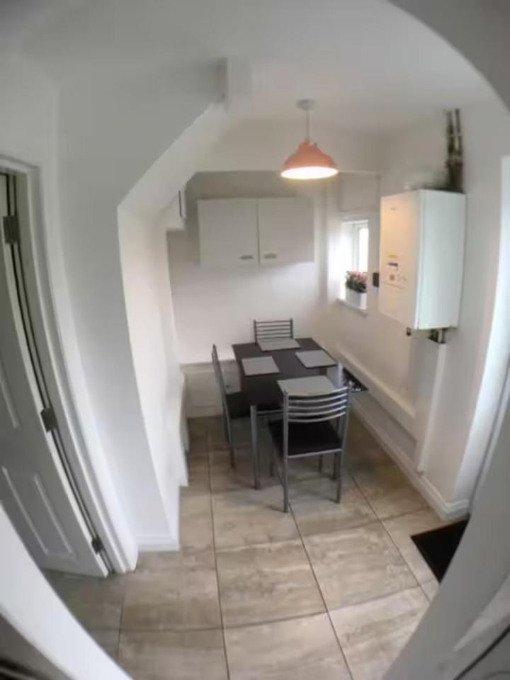 5 bedrooms 6 beds parking Wi-Fi 3 bathrooms House in Corby