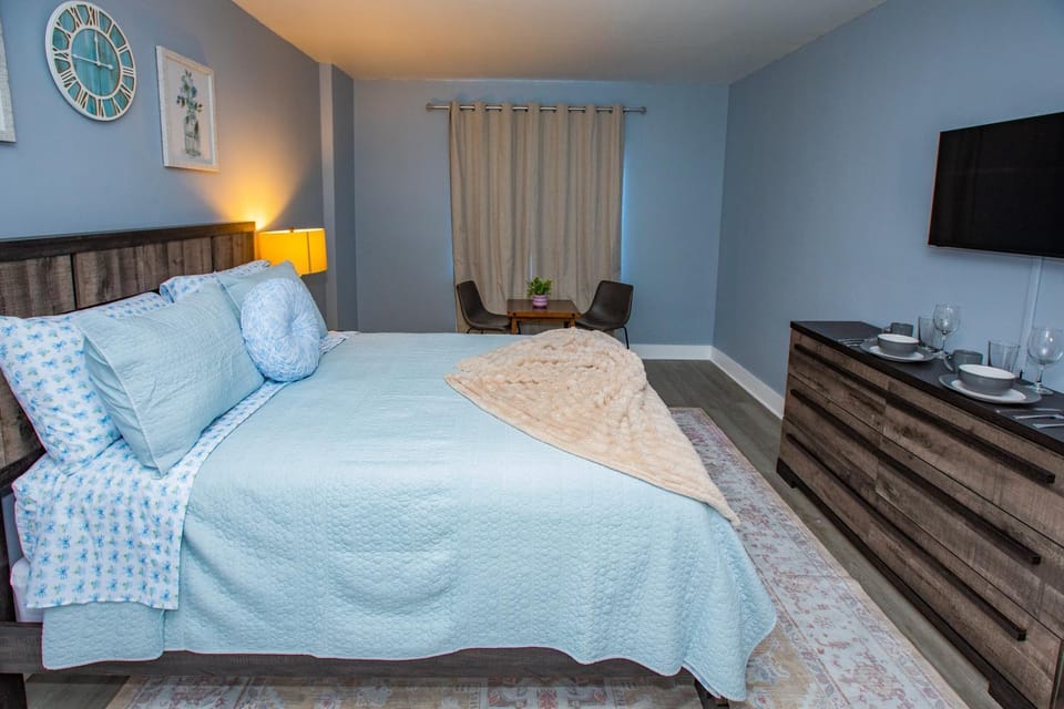 Modern Mins To "Atrium & Novant" Uptown Char Airport Apartment in Charlotte