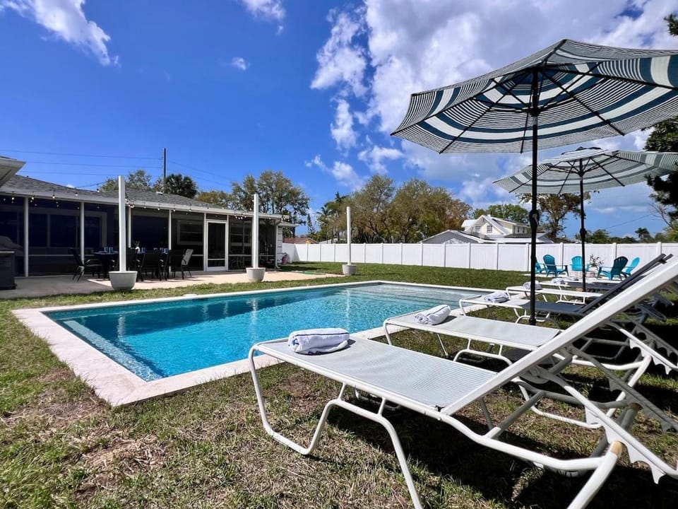 Pool view, Swimming pool, sunbed