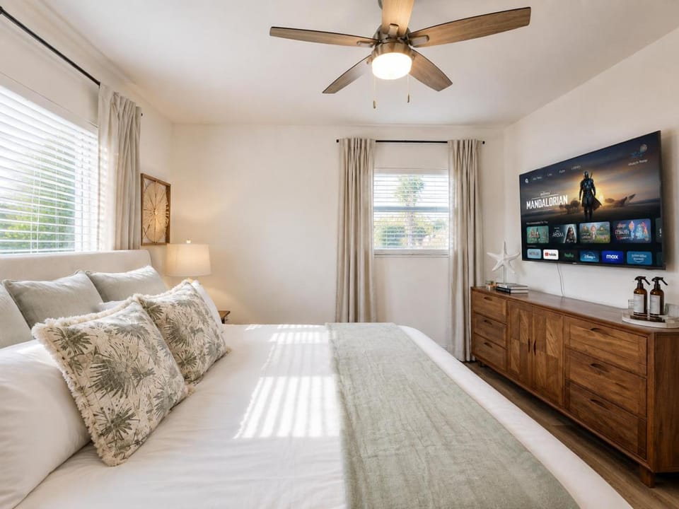 Bed, TV and multimedia, Photo of the whole room, Bedroom