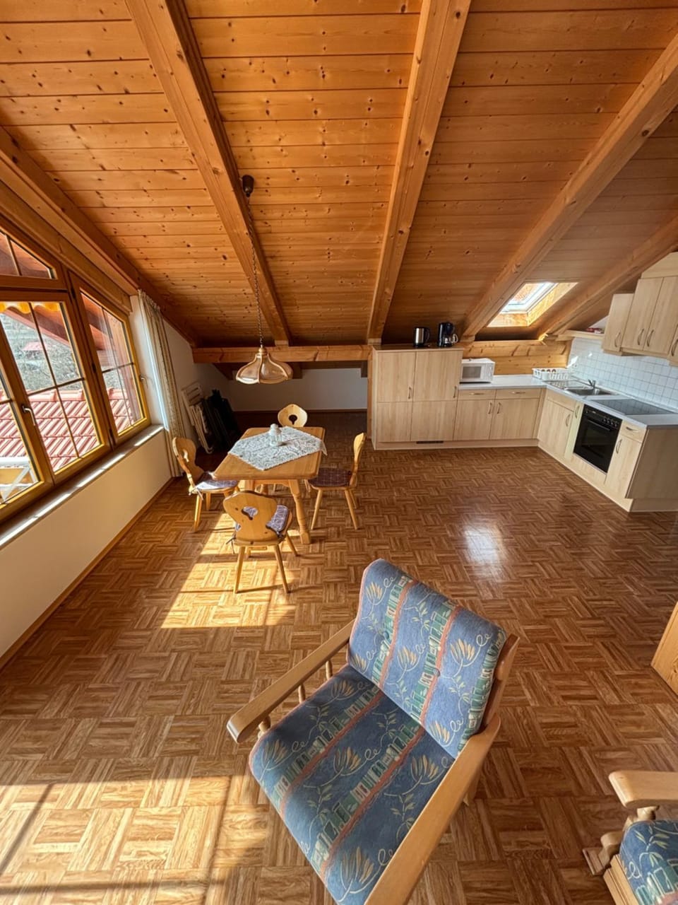 Kitchen or kitchenette, Dining area