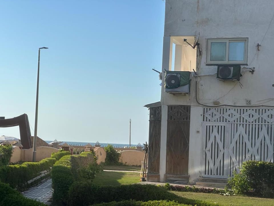 شاليه بجنينه علي البحر في المعموره الشاطئ Chalet in Alexandria