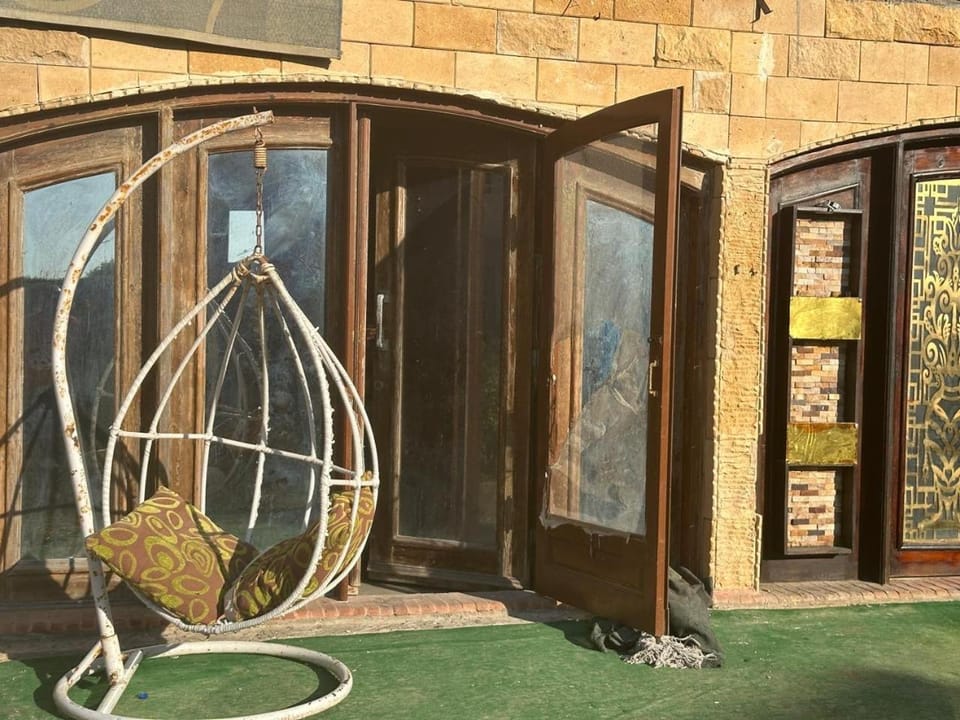 شاليه بجنينه علي البحر في المعموره الشاطئ Chalet in Alexandria