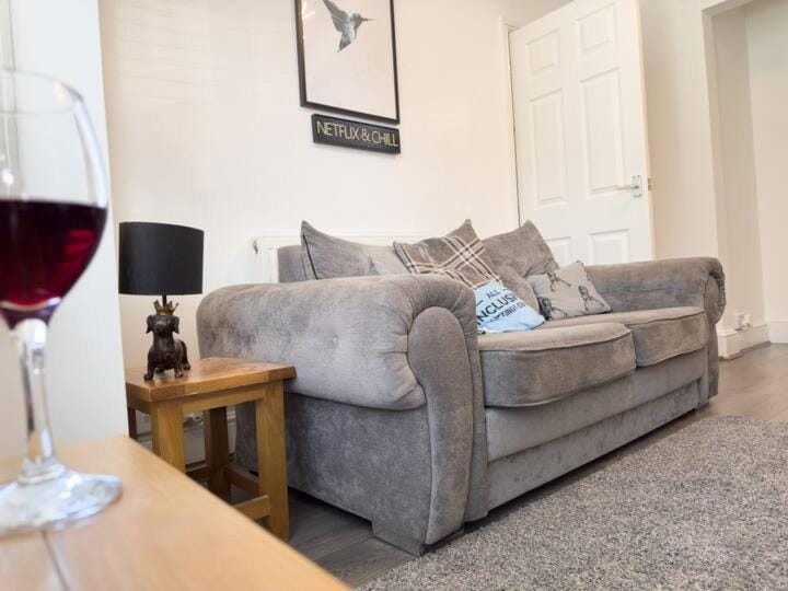 5 Bedrooms 6 TV's Free Wi-F On Road Parking House in Northampton