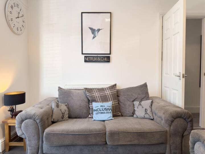 5 Bedrooms 6 TV's Free Wi-F On Road Parking House in Northampton