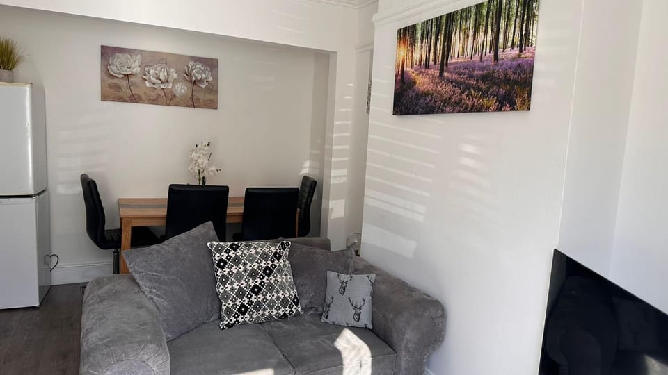 5 Bedrooms 6 TV's Free Wi-F On Road Parking House in Northampton