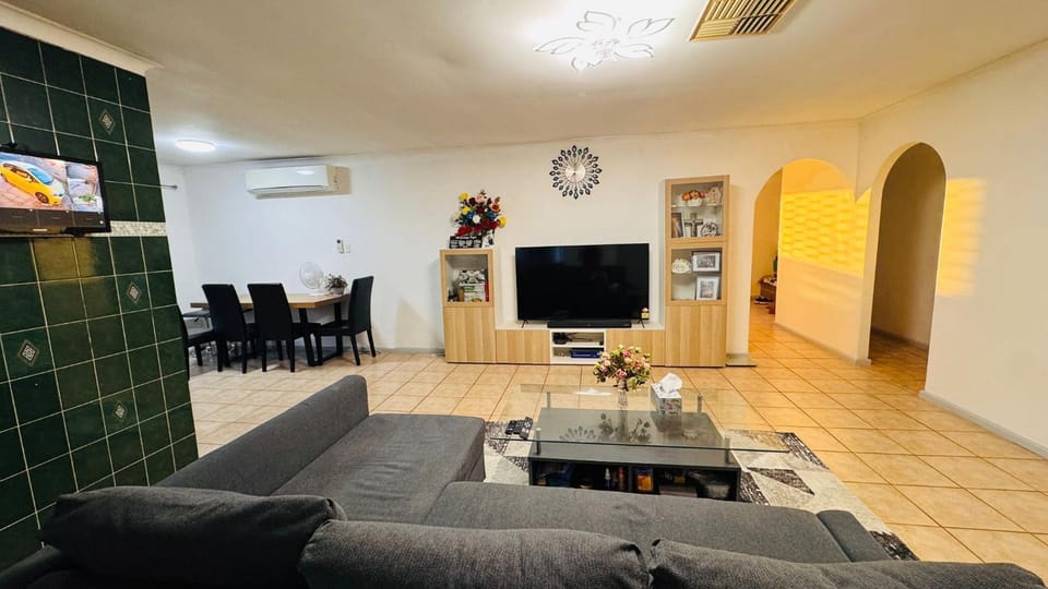 Communal lounge/ TV room, TV and multimedia, Living room, Seating area, Dining area, Evening entertainment