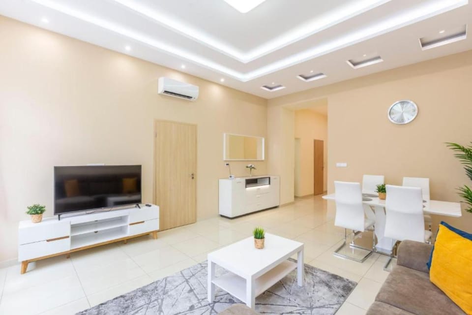 TV and multimedia, Living room, Seating area, Dining area, Evening entertainment, air conditioner