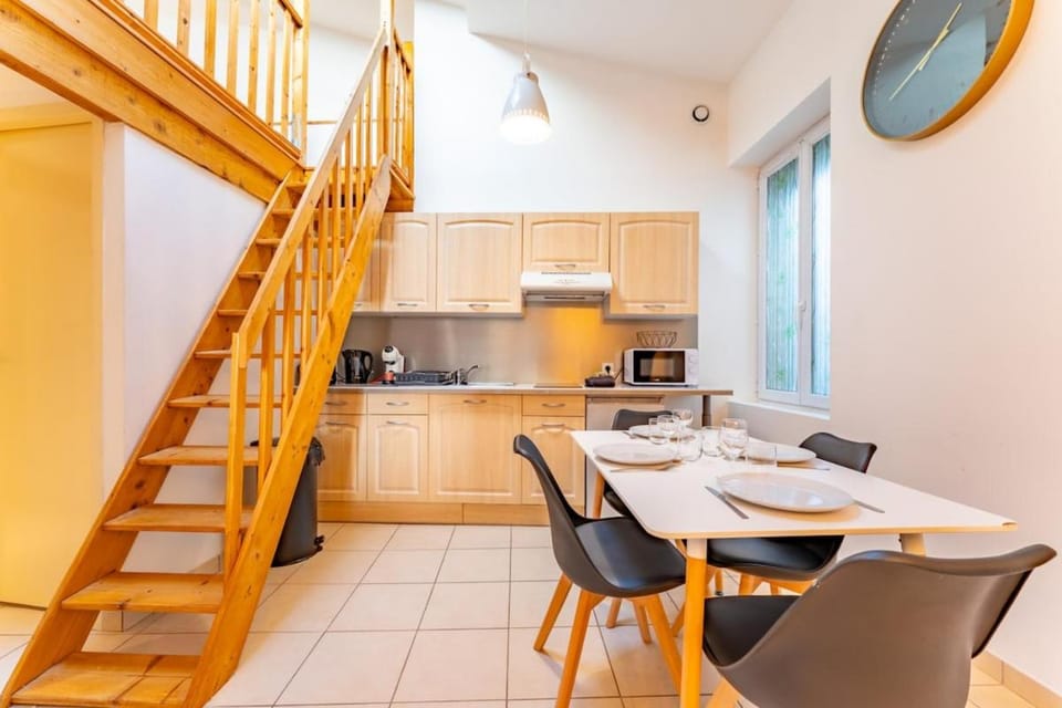 Kitchen or kitchenette, Dining area