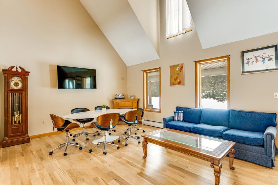 Explore the White Mountains! Spacious Rural Home House in Thornton