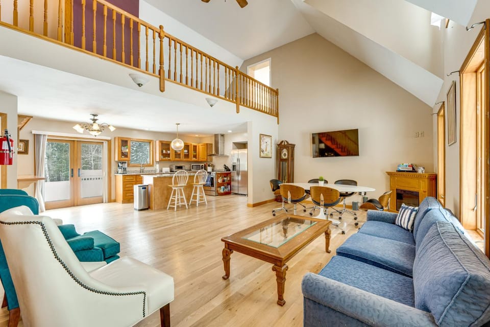Explore the White Mountains! Spacious Rural Home House in Thornton