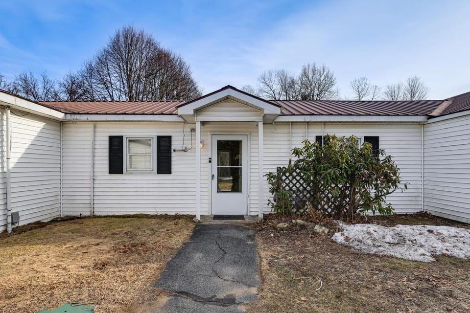 Pet-Friendly Home w/ Patio: 4 Mi to Saratoga Spa! House in Saratoga
