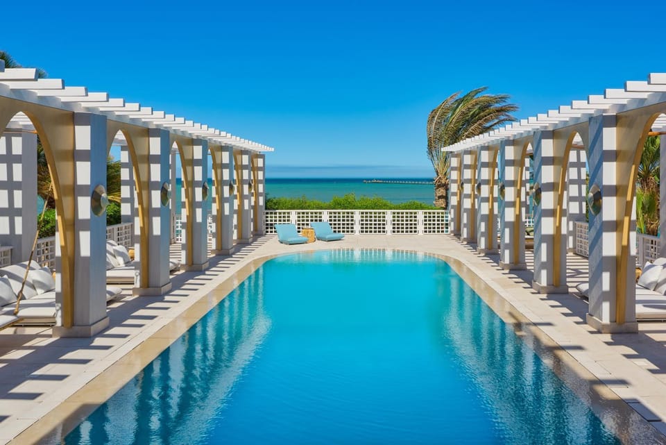 Guests, Pool view