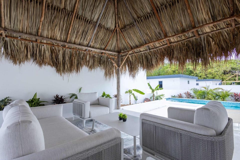 Tropical Getaway with BBQ & Pool House in Jan Thiel