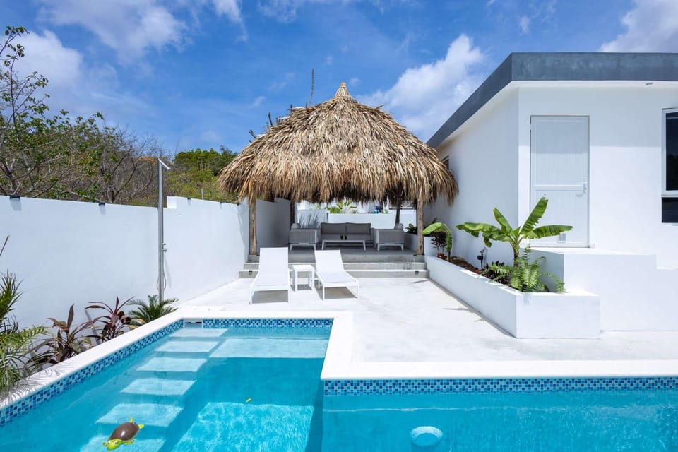 Tropical Getaway with BBQ & Pool House in Jan Thiel