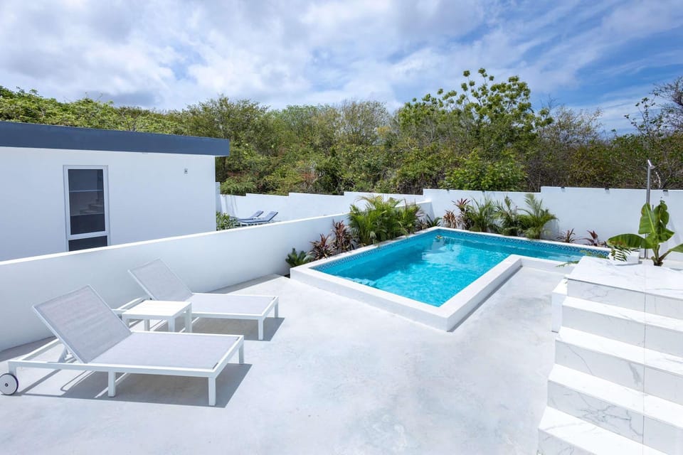 Tropical Getaway with BBQ & Pool House in Jan Thiel