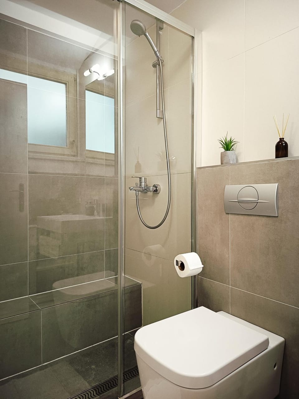 Shower, Toilet, Bathroom, towels