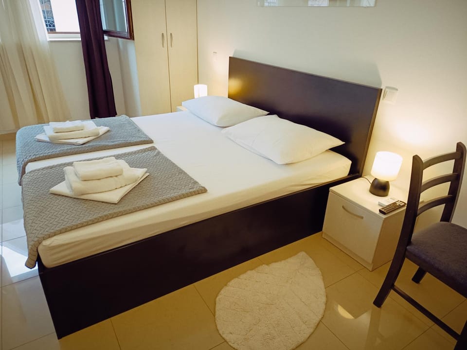 Bed, Photo of the whole room, Bedroom, towels
