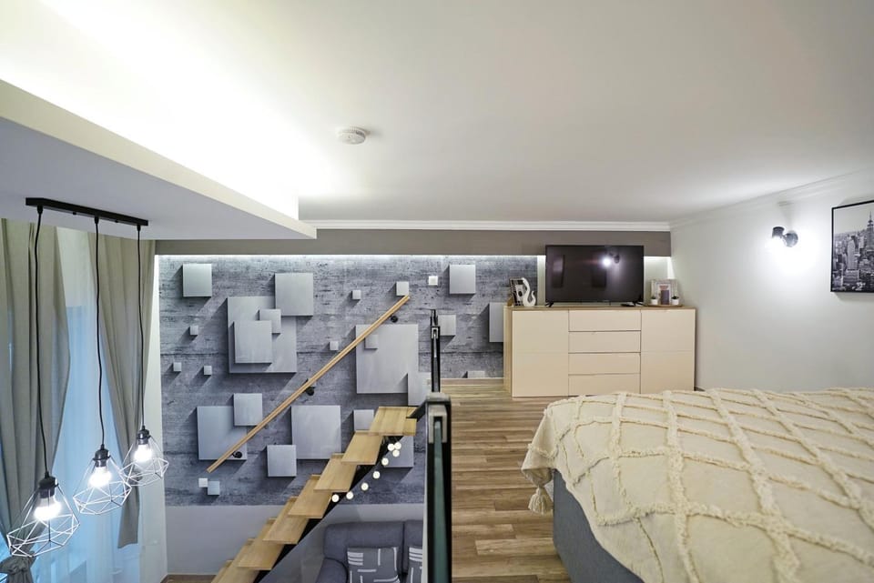 Bed, TV and multimedia, Bedroom
