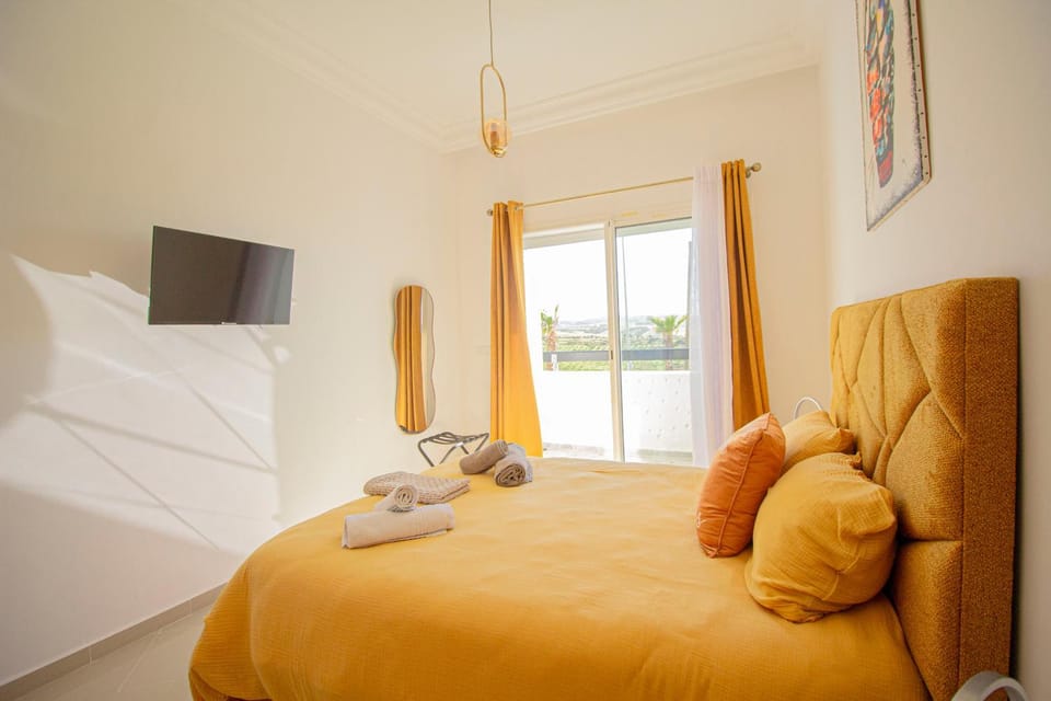 Bed, TV and multimedia, Photo of the whole room, Bedroom, towels