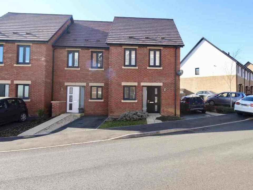 2 BD 4 Beds Parking WiFi House in Corby