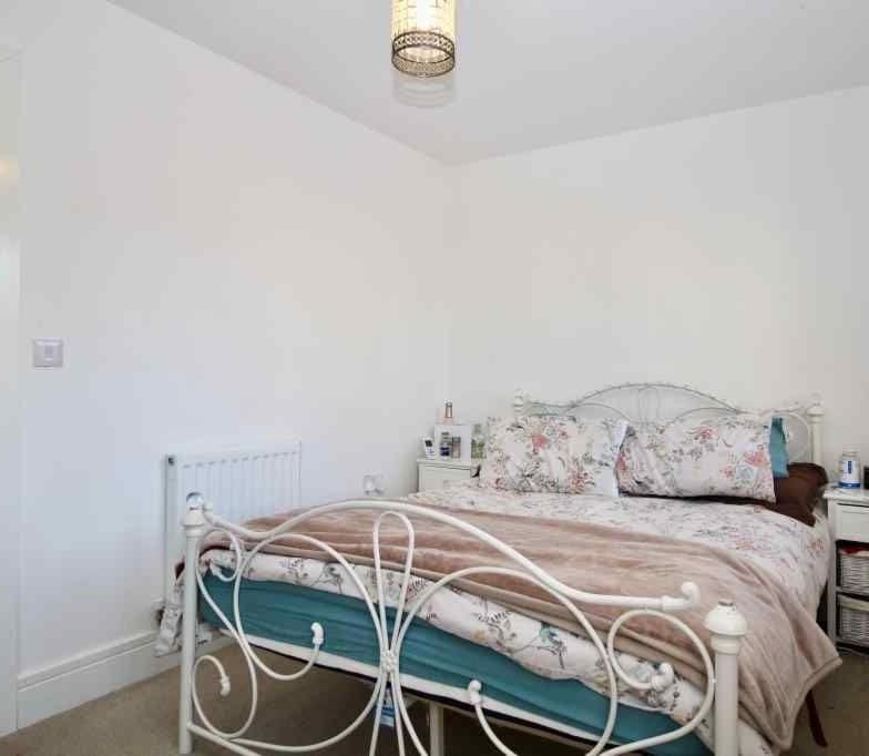 2 BD 4 Beds Parking WiFi House in Corby