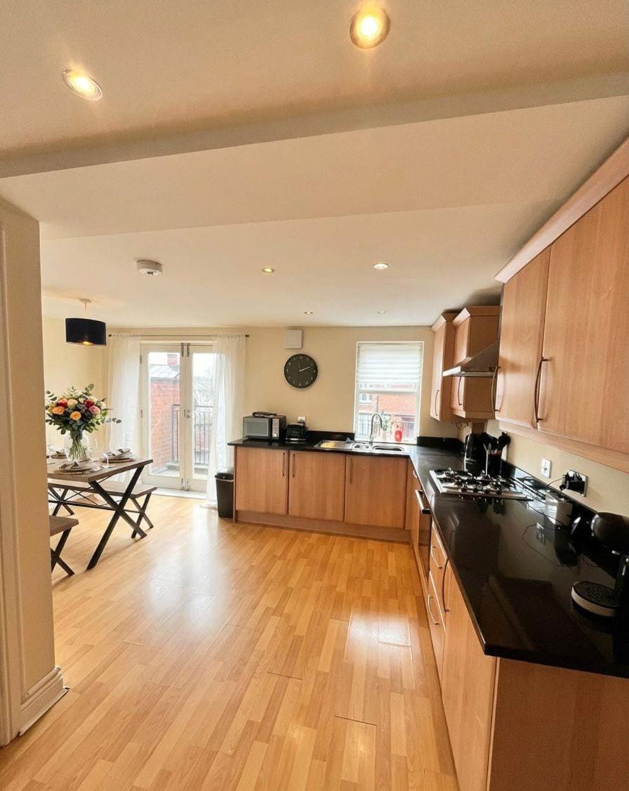 5 BD 25 Bath Parking WiFi House in Derby