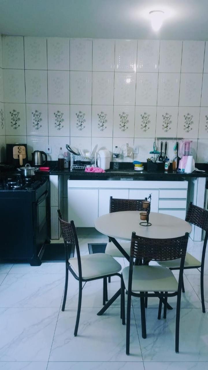 Casa em Cabo Frio com área externa, churrasqueira e chuveirão House in Cabo Frio