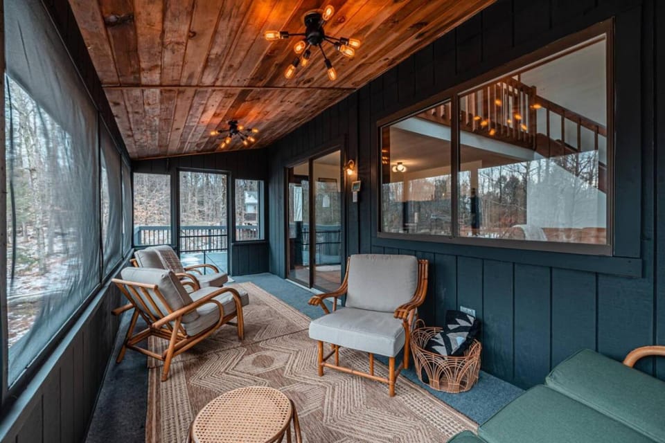 A Blind Mountainwood House in Lake Ariel