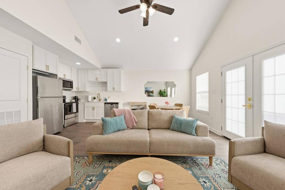 Coffee/tea facilities, Kitchen or kitchenette, Living room, Seating area, Dining area, dishwasher, oven, pet friendly, stove