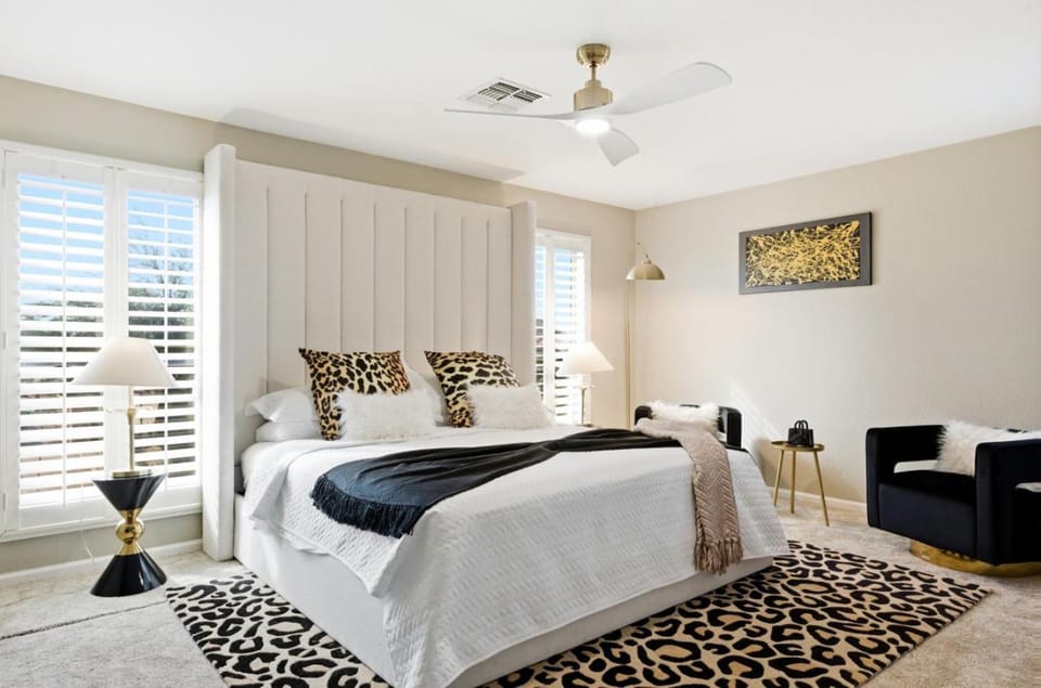 Glow and Go Heated Pool, Spa, Mini Golf, Fire Pit Villa in Casa Grande