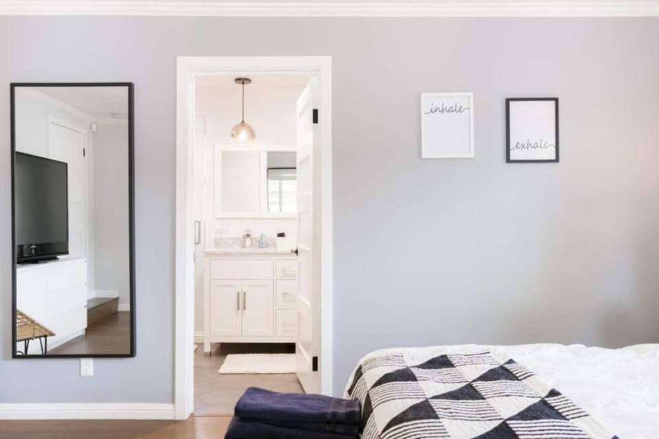 Charming Studio Home Universal Los Angeles House in Sherman Oaks