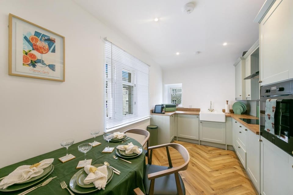 Coffee/tea facilities, Kitchen or kitchenette, Seating area, Dining area, oven