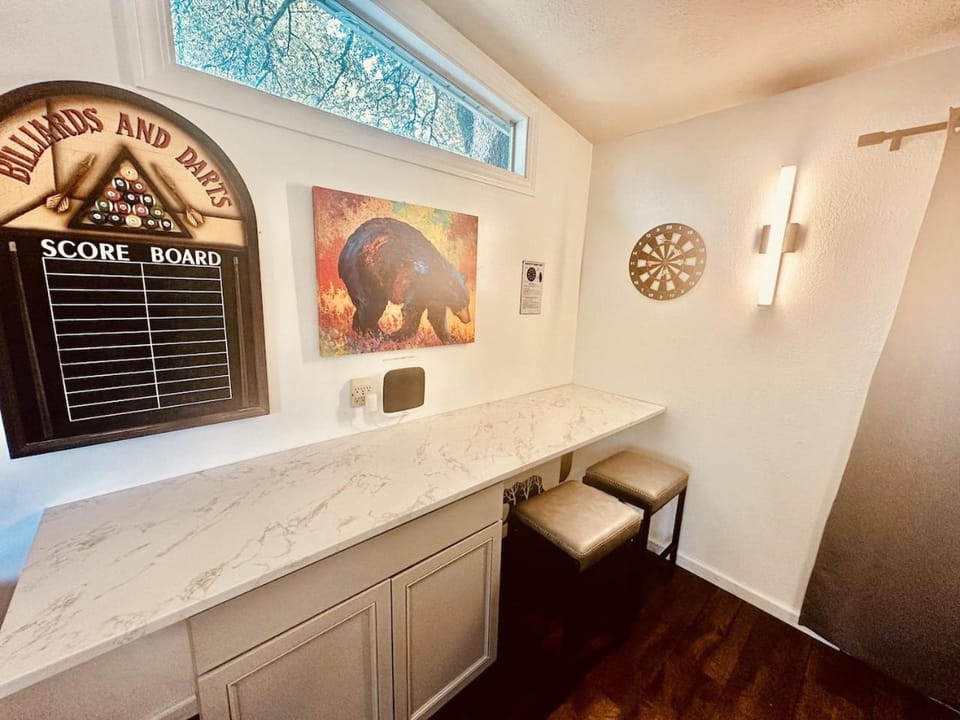House in the Trees Suite for 2- Pool Table-Hot Tub Apartment in Oakhurst