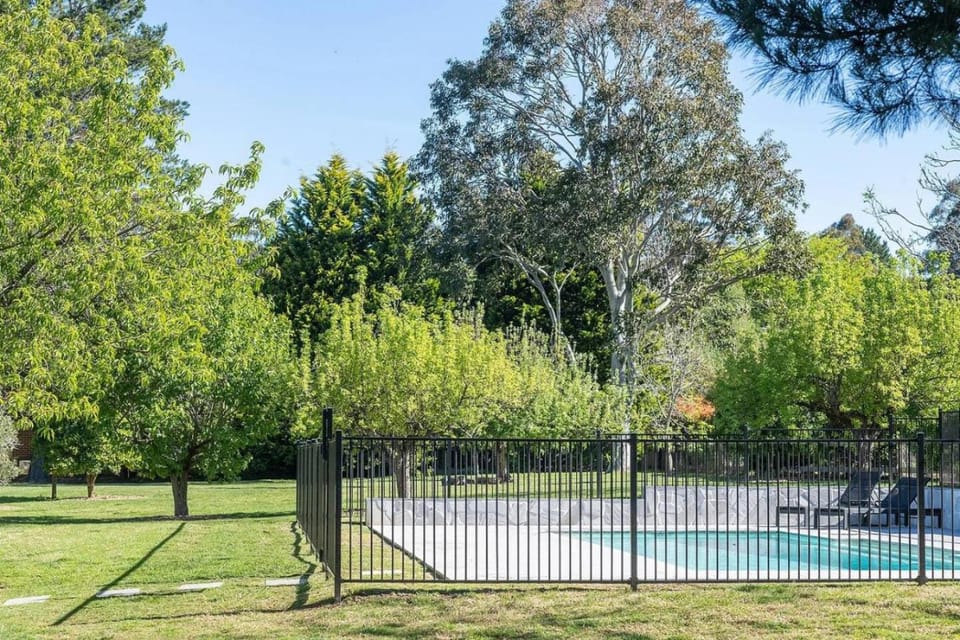 Southern Highlands Villa, Spacious, Gardens, Pool House in Bundanoon