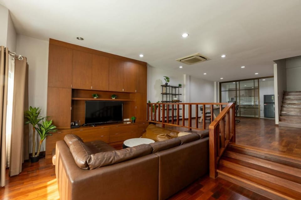 Huge townhome in Bangkok CBD I 4BR 6Bath House in Bangkok