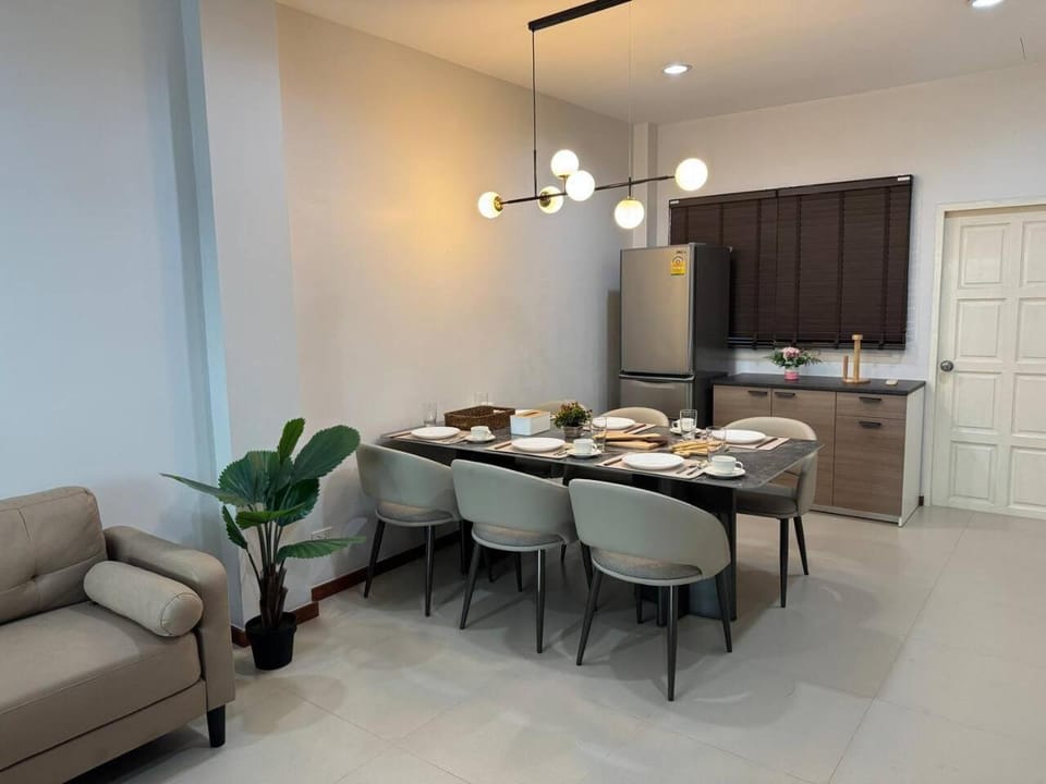Huge townhome in Bangkok CBD I 4BR 6Bath House in Bangkok