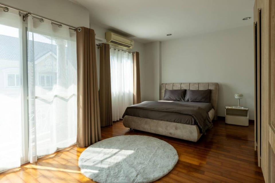 Huge townhome in Bangkok CBD I 4BR 6Bath House in Bangkok