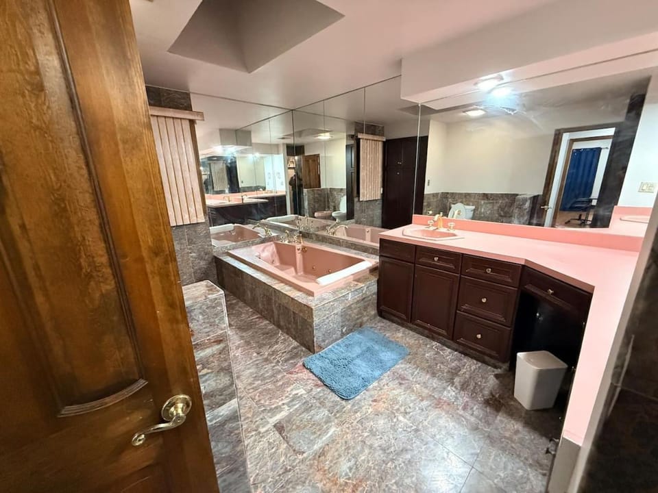 Mega Mansion! 6BR-3.5BA | NYC | MetLife | Parking Apartment in Bayonne