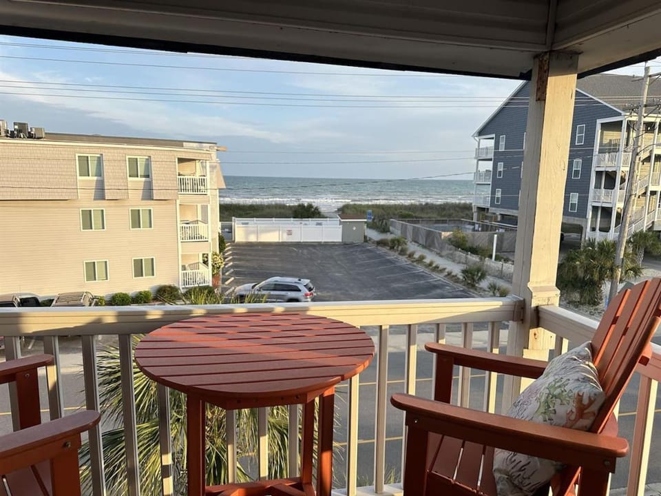 New Listing- Lovely 2BR Ocean View, steps to beach House in North Myrtle Beach