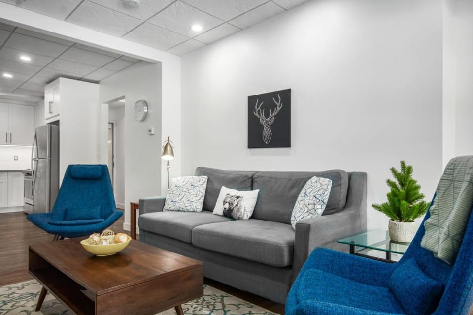 Spacious 1 Bed with Mountain Views only steps from Downtown Apartment in Canmore