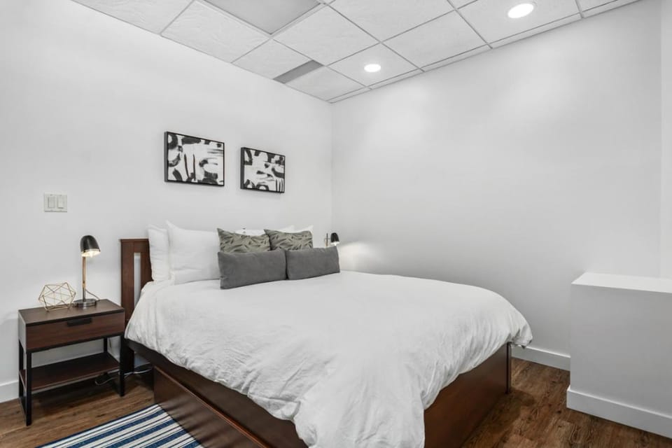 Mountain Loft Retreat, central and modern 1-Bed, steps from Downtown Apartment in Canmore