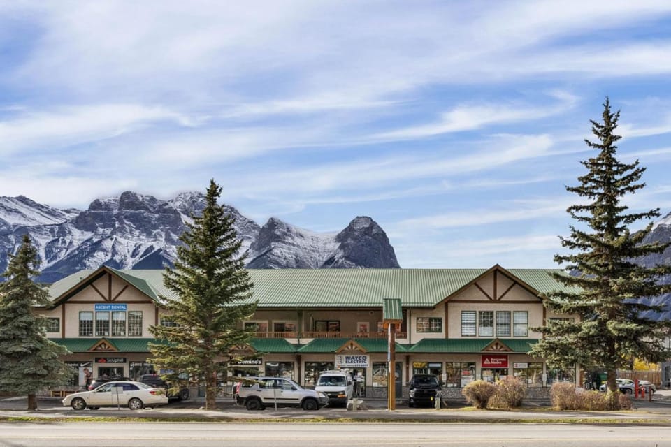 Mountain Loft Retreat, central and modern 1-Bed, steps from Downtown Apartment in Canmore
