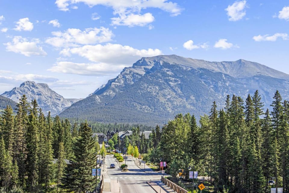 Beautiful 3BR, Mountain Views, Sleeps 12, Steps from Downtown House in Canmore