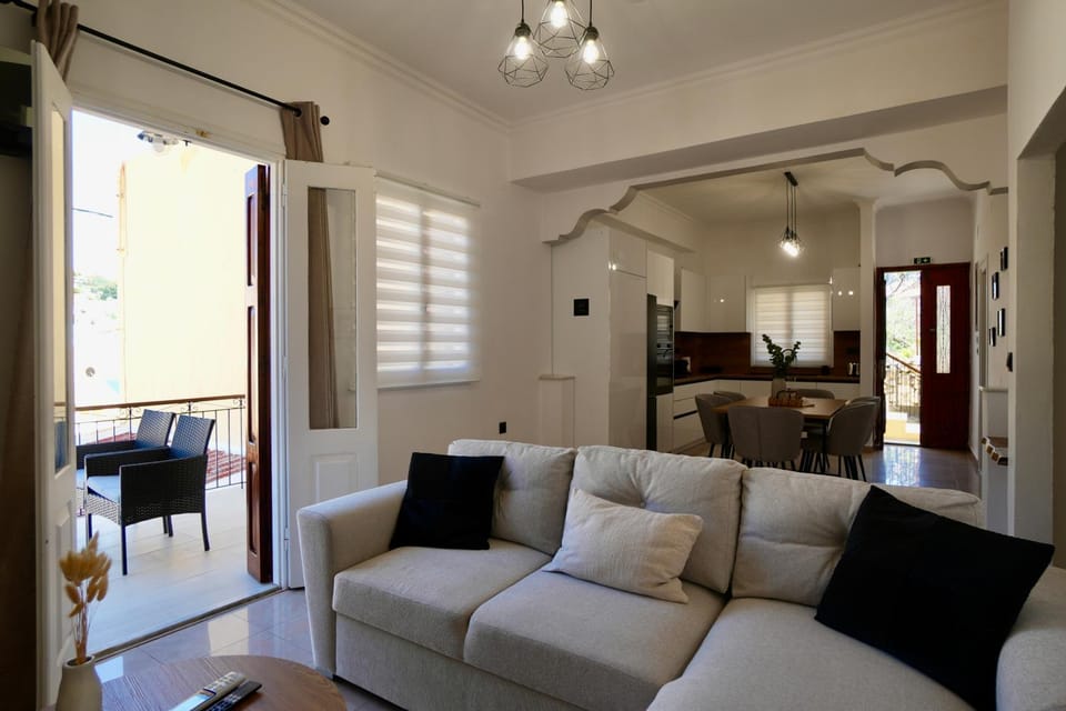 Seating area, kitchen