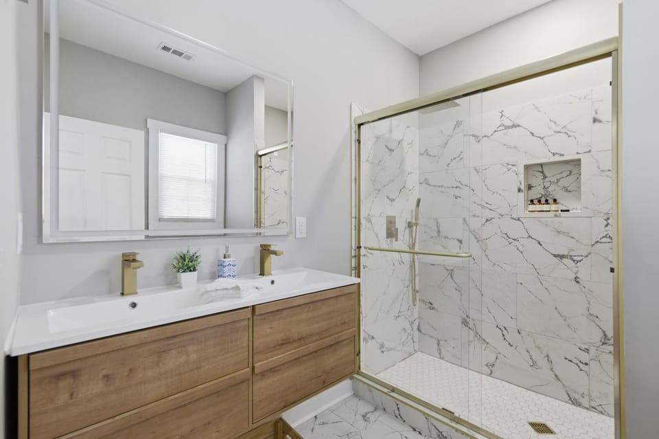 The Landing Pad - 8 minutes to ATL Airport! House in East Point