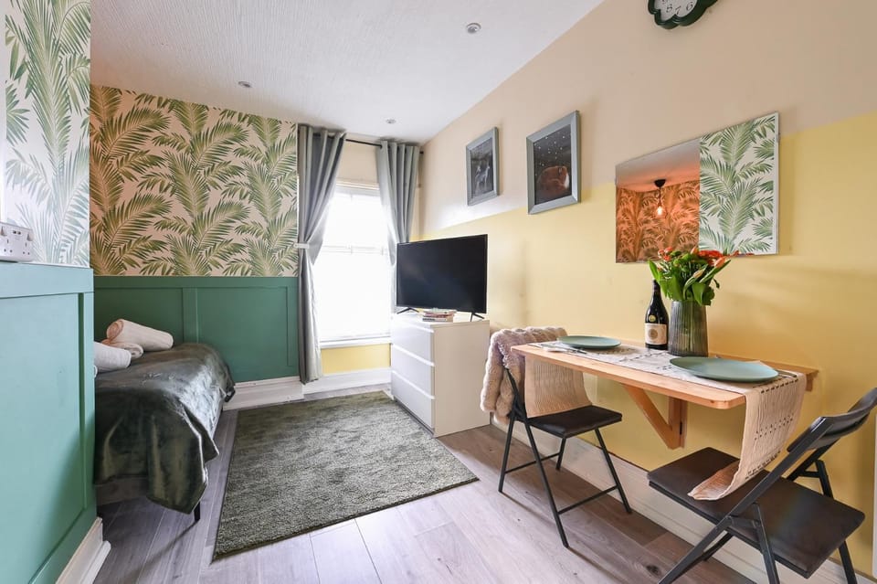 Bed, TV and multimedia, Decorative detail, Decorative detail, Dining area, Bedroom
